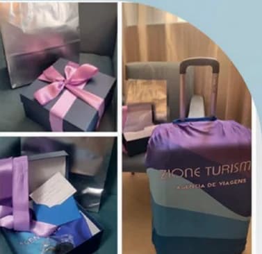Caixa de presente com laço lilás e mala com capa personalizada, como aparecem em um story de cliente.